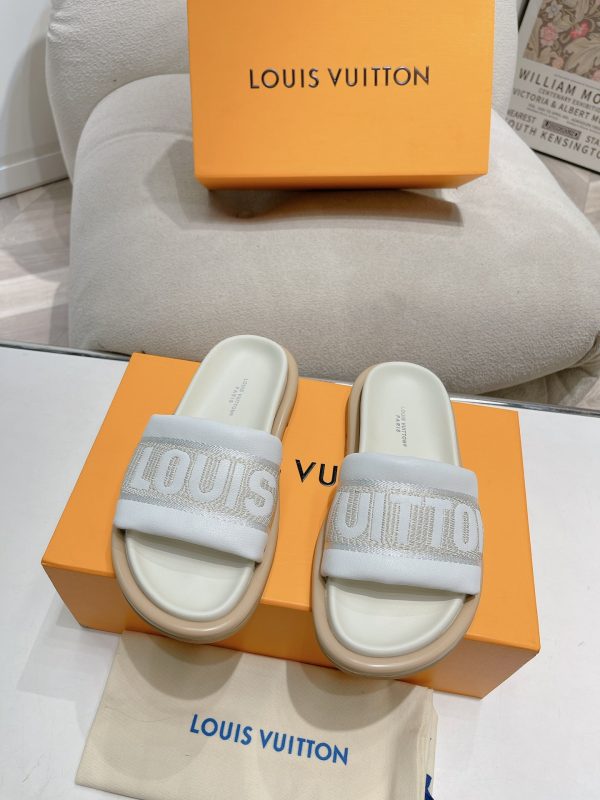 Louis Vuitton the couple's counter focuses on the latest slippers and hard goods A