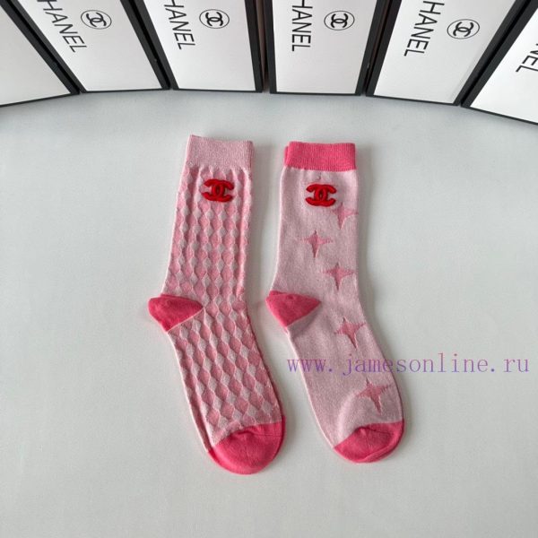 PackagingChanel's new dopamine cashmere pile socks come in a box of two pairs, with synchronpfoxi9z7