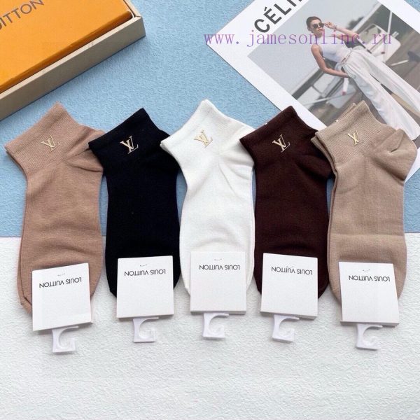Comes with a box of five pairs of LV Louis Vuitton's new hot stamping short tube women's soc5jhrtzny