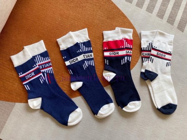 Comes with a box and a pair of Dior super popular socks. D Home official website synchronizev150003d
