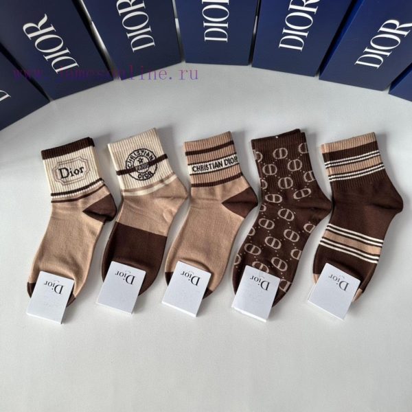 PackagingDIOR's new classic mid to long stacked socks come in a box of five pairs, featuring5u1oottl