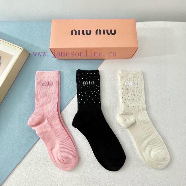 Comes with a box of three pairs of Miumiu Miumiu ️ high-quality super popular internet celebnci70old