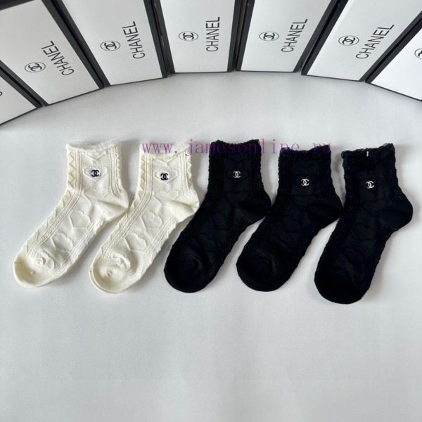 PackagingChanel's new mid to long embroidered pile socks come in a box of five pairs, with sno2rcxz5