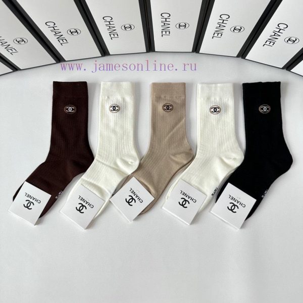 PackagingChanel's new mid to long stacked socks come in a box of five pairs, with synchroniz17d1fd7z