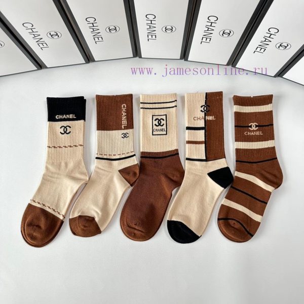PackagingChanel's new classic mid to long stacked socks come in a box of five pairs, with syfckv5gu0