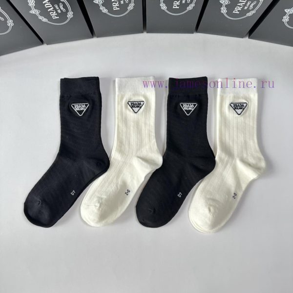 PackagingPrada's new mid to long embroidered pile socks come in a box of four pairs, with sye6gl44pu
