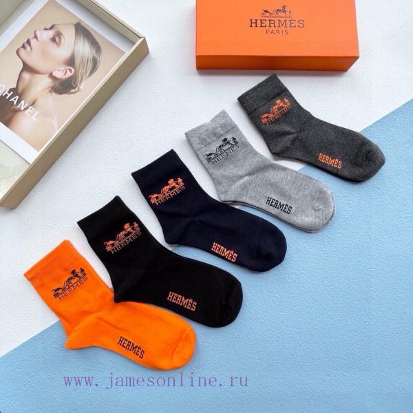 Comes with a box of five pairs of HERMER classic mid tube socks, made of pure cotton fabric a8k6qt69