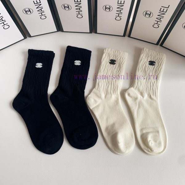 PackagingChanel's new mid to long stacked socks come in a box of four pairs, with synchroniz12km92s5