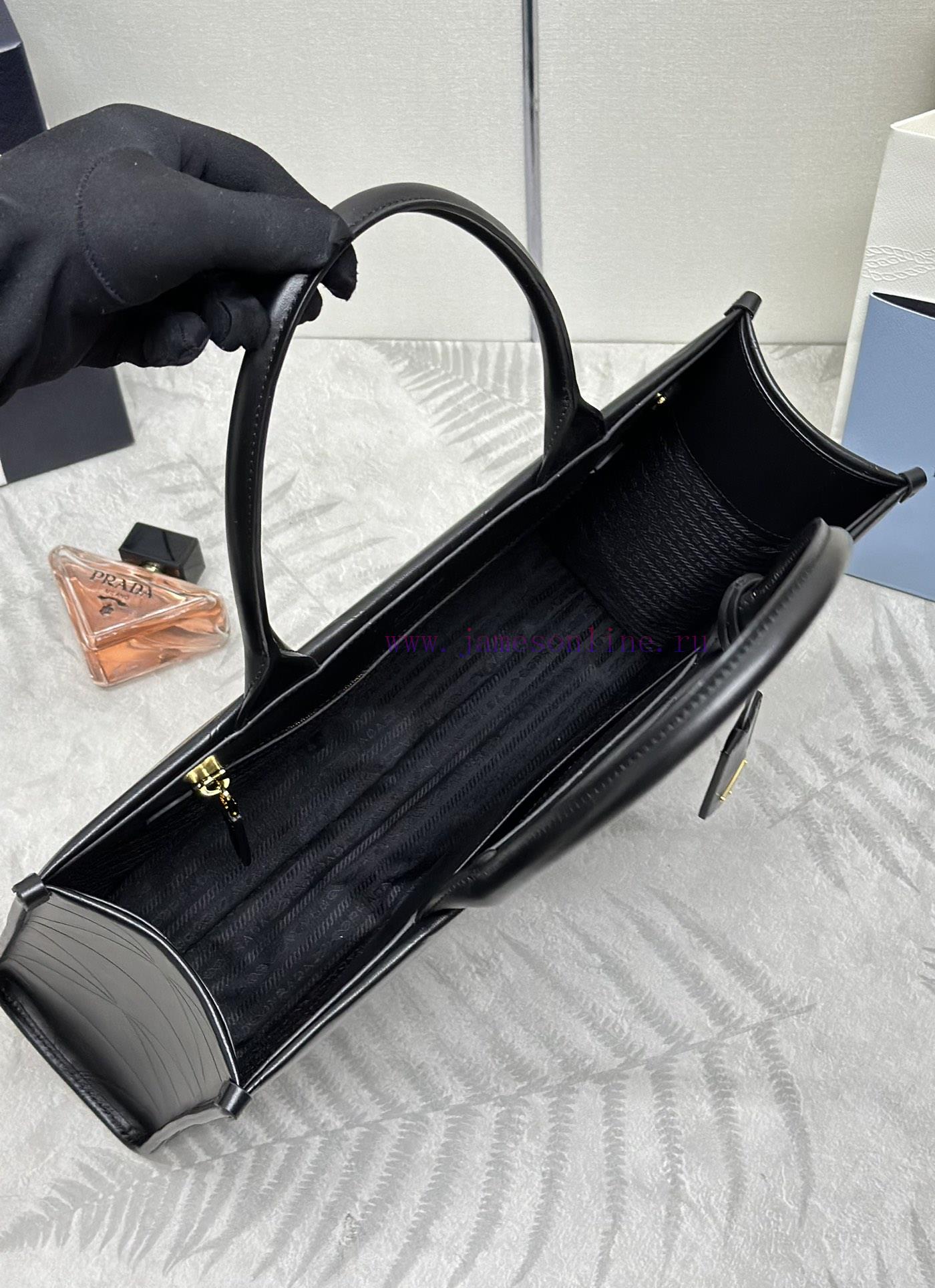 The new triangular diamond grid tote bag 1BA377 tote bag large sizeThis tote bag is made of aboxgly7 - Image 7