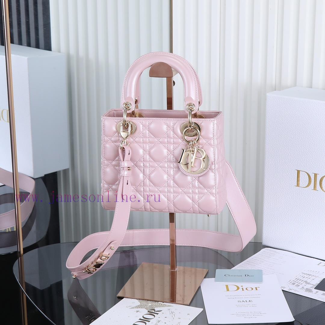 Lady Dior four grid pearl powder, classic Diana handbag embodies Dior's profound insight int jfnkpjol