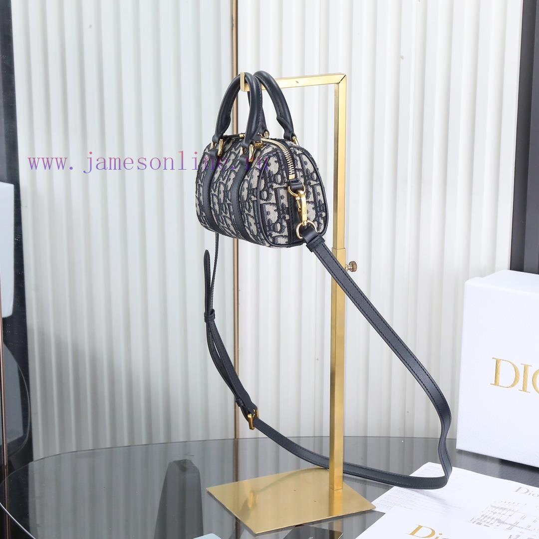 Original factory grade mini pillow bagThis Dior Groove 16 mini handbag is a new addition to jnt4xywr - Image 4