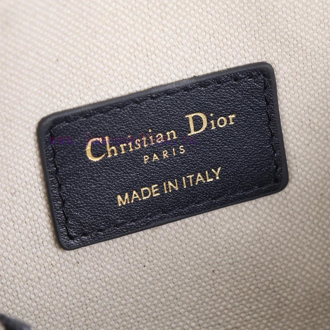 Original factory grade mini pillow bagThis Dior Groove 16 mini handbag is a new addition to jnt4xywr - Image 8