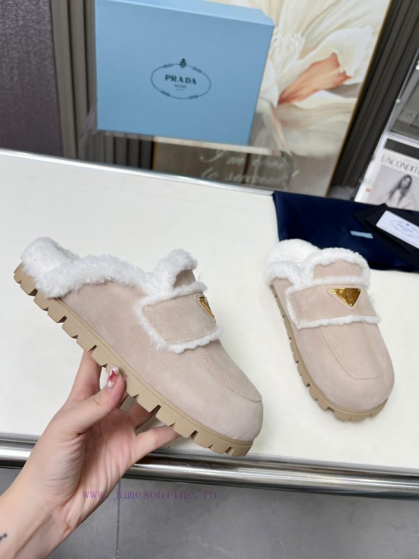 Prada hairy slippersClassic triangle logo plush women's drag, lazy and comfortable styleTher15o9upbd
