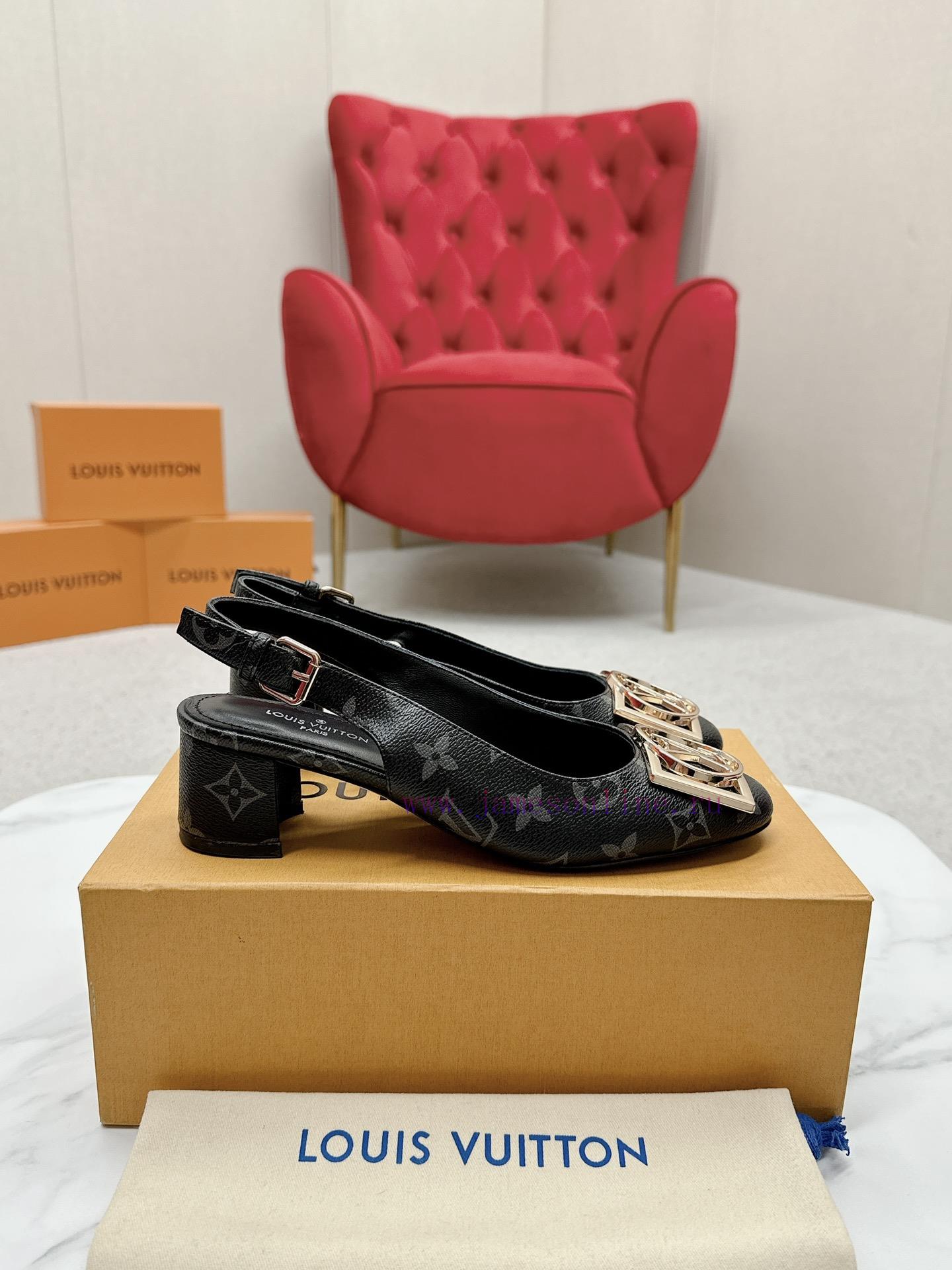 ️ Lv Single Shoe: This Urban Twist women's shoe provides a fashionable upgrade to the classi1gbkcofa - Image 3