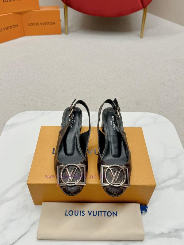 ️ Lv Single Shoe: This Urban Twist women's shoe provides a fashionable upgrade to the classi2zeyaieu